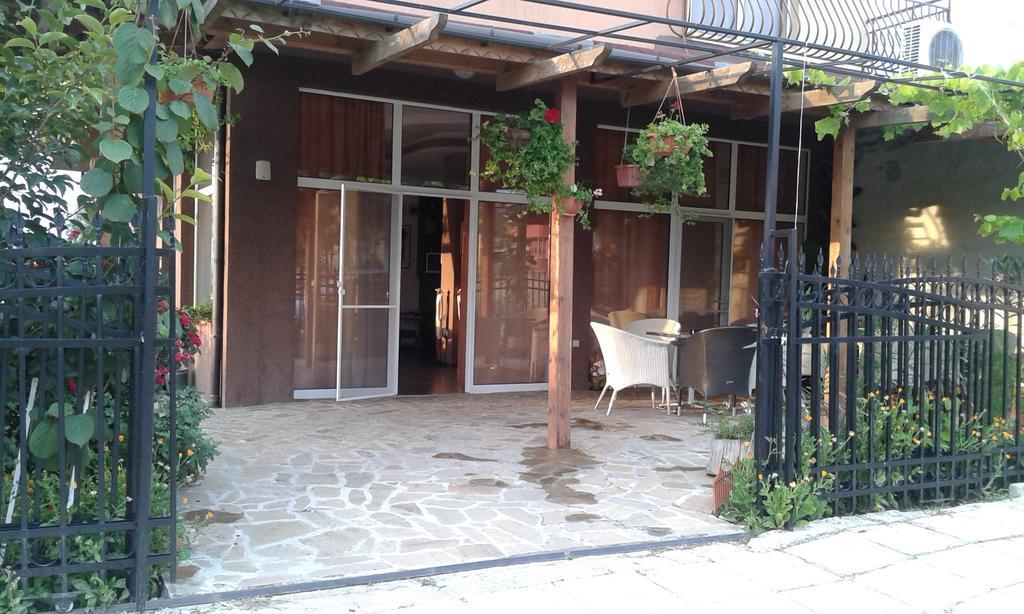 Zora Guest House Primorsko Esterno foto