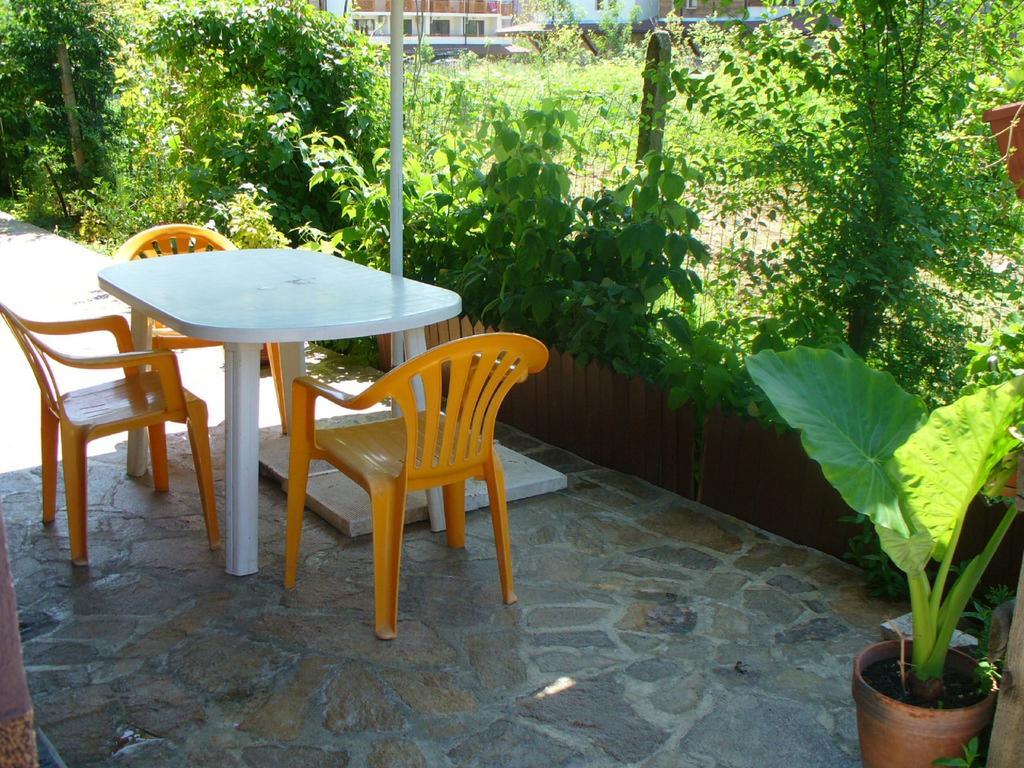 Zora Guest House Primorsko Esterno foto