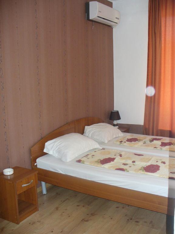 Zora Guest House Primorsko Esterno foto